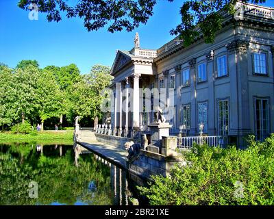 Łazienki - Palast auf der Insel in Warschau, Polen im Mai. Stockfoto