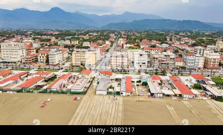 Luftaufnahme von Lido di Camaiore, schöne Küstenstadt der Toskana. Stockfoto