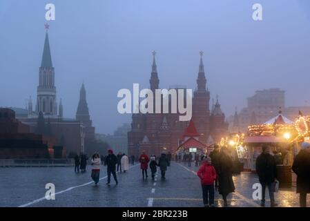 Historische Gebäude mit nebeligem Abend auf dem Roten Platz in Moskau, Russland. Kreml. Roter Platz, Moskau, Russland Stockfoto