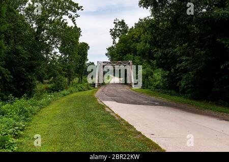 Eine Strecke der ursprünglichen Route 66 bewies eine alte Stahlbrücke im US-Bundesstaat Missouri. Stockfoto