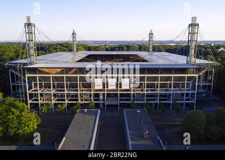 Köln, Deutschland. Mai 2020. Das Koln-Fußballstadion RheinEnergieStadion in Mungersdorf, wo aufgrund der Koronakrise Bundesligaspiele derzeit nur als Geisterspiele ohne Publikum gespielt werden. Köln, 18. Mai 2020 Quelle: dpa/Alamy Live News Stockfoto