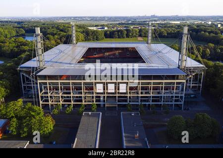 Köln, Deutschland. Mai 2020. Das Koln-Fußballstadion RheinEnergieStadion in Mungersdorf, wo aufgrund der Koronakrise Bundesligaspiele derzeit nur als Geisterspiele ohne Publikum gespielt werden. Köln, 18. Mai 2020 Quelle: dpa/Alamy Live News Stockfoto