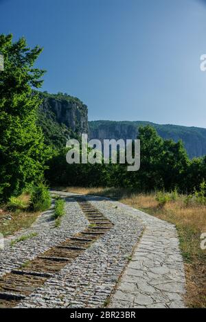 Das Dorf Monodendri, eines der schönsten malerischen Dörfer im bergigen Griechenland. Gelegen in Zagori Region, Ioannina, Epirus, Griechenland, Europa. Stockfoto