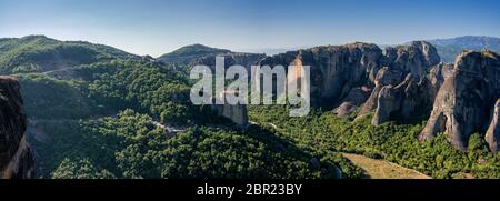 Herrlicher Blick auf die Felsformationen mit den berühmten Klöstern in Meteora, Nordgriechenland Stockfoto