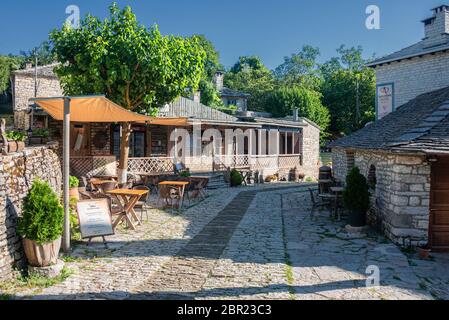 Das Dorf Monodendri, eines der schönsten malerischen Dörfer im bergigen Griechenland. Gelegen in Zagori Region, Ioannina, Epirus, Griechenland, Europa. Stockfoto