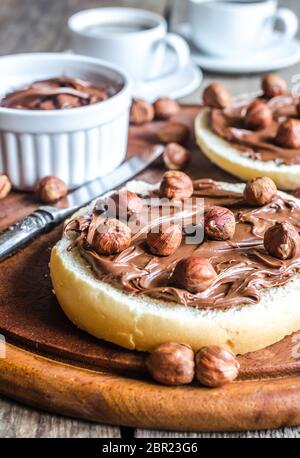 Bun Schichten mit Schokolade und Sahne Muttern Stockfoto