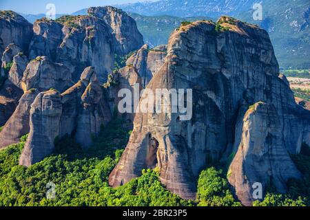 Herrlicher Blick auf die Felsformationen mit den berühmten Klöstern in Meteora, Nordgriechenland Stockfoto