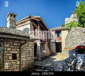 Das Dorf Monodendri, eines der schönsten malerischen Dörfer im bergigen Griechenland. Gelegen in Zagori Region, Ioannina, Epirus, Griechenland, Europa. Stockfoto