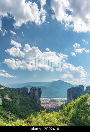 Panoramablick auf das Kloster in Meteora Varlaam, Kalambaka Stadt in Griechenland, an einem sonnigen Sommertag Stockfoto