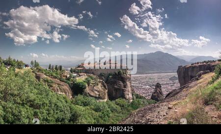 Panoramablick auf das Kloster in Meteora Varlaam, Kalambaka Stadt in Griechenland, an einem sonnigen Sommertag Stockfoto