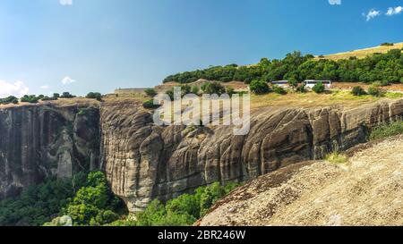 Panoramablick auf den Weg zum Kloster in Meteora Varlaam in Griechenland Stockfoto