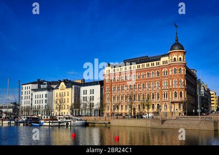 Pohjoisranta Böschung an einem schönen Tag mit Art Nouveau Standertskjöld Gebäude, 1885, und festgemacht Freizeitboote. Helsinki, Finnland. Mai 2020. Stockfoto