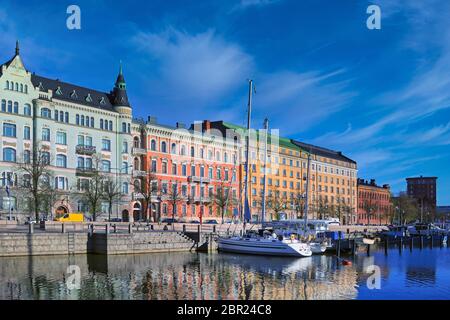 Pohjoisranta Böschung mit Gebäuden im Jugendstil und anderen historischen Baustilen, und mit festgemacht Freizeitboote. Helsinki, Finnland. Stockfoto