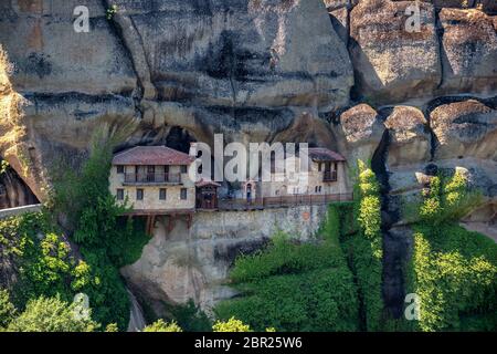 Ypapanti Kloster ist eines der weniger bekannten Klöster der Region Meteora. Es ist in eine Klippe gebaut und nicht leicht zu erreichen. Stockfoto