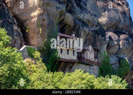 Ypapanti Kloster ist eines der weniger bekannten Klöster der Region Meteora. Es ist in eine Klippe gebaut und nicht leicht zu erreichen. Stockfoto