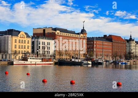 Pohjoisranta Böschung an einem schönen Tag mit historischer Architektur, festgemacht Freizeitboote und roten Buyos. Helsinki, Finnland. Mai 2020. Stockfoto