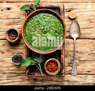 Brennnessel creme Suppe auf Holz- Hintergrund. Suppe mit frischen Brennnesseln Stockfoto