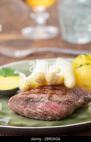 Nahaufnahme von Spargel auf ein Steak Stockfoto