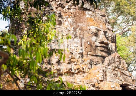 Buddha-Gesicht auf dem Siegtor von Angkor Thom. Angkor, UNESCO-Weltkulturerbe, Provinz Siem Reap, Kambodscha, Südostasien Stockfoto