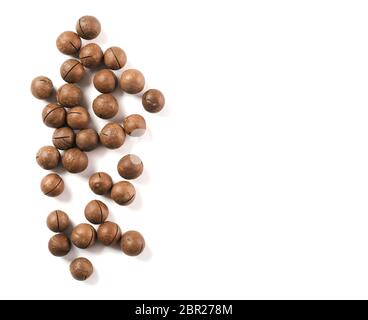 Haufen von Macadamia-nüssen auf weißem Hintergrund mit Freistellungspfaden.. Satz von Macadamia-nüssen auf weissem, Ansicht von oben isoliert oder flach. Kopieren Sie Platz für Text. Stockfoto