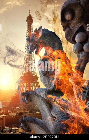 Chimären in Feuer auf Notre Dame de Paris. Stockfoto