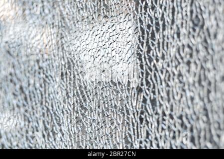 Gebrochenes gehärtetes Glas. Glasgewebe aus nächster Nähe gerissen. Stockfoto