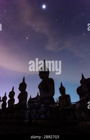 Milchstraße mit buddha Statur Landschaft Natur dunkel Filter Stil, Nakhon Si Thammarat Provinz, Thailand Stockfoto