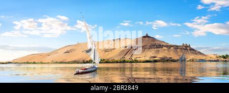 Nil und Boote bei Sonnenuntergang in Assuan Stockfoto