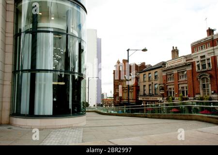 Gentrifizierung von Städten, Neubauten um ältere Gebäude, Neu und Alt, Verbesserungen, Modernisierung, Tourismus, Shopper, Shopping Stockfoto