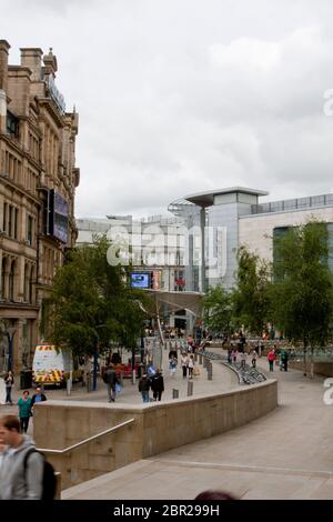 Gentrifizierung von Städten, Neubauten um ältere Gebäude, Verbraucher in städtischen Gebieten, subtil, Modernisierung, Tourismus, Käufer, Shopping, Stockfoto
