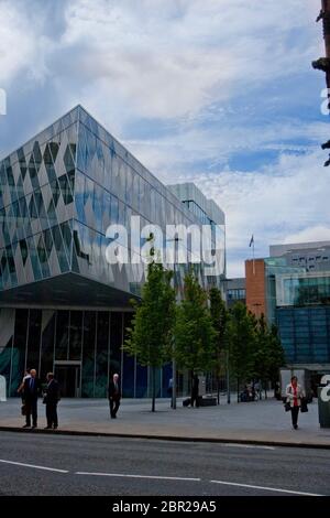Gentrifizierung von Städten, Neubauten um ältere Gebäude, Verbraucher in städtischen Gebieten, subtil, Modernisierung, Tourismus, Käufer, Shopping, Stockfoto