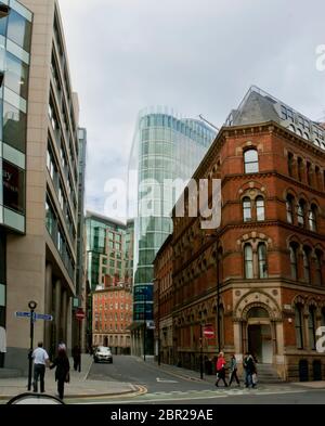 Gentrifizierung von Städten, Neubauten um ältere Gebäude, Neu und Alt, Verbesserungen, Modernisierung, Tourismus, Shopper, Shopping Stockfoto
