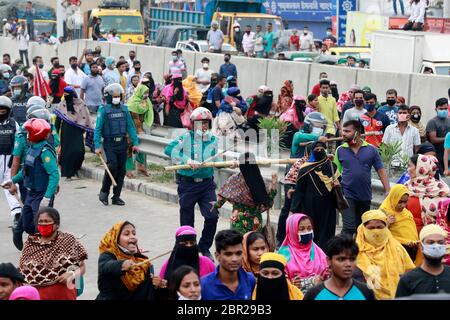 Dhaka, Bangladesch - 20. Mai 2020: Die Textilarbeiter aus Bangladesch blockieren eine Straße, während sie sich in einem Protest versammeln, der ihre unbezahlten Löhne während des ganzen Landes fordert Stockfoto