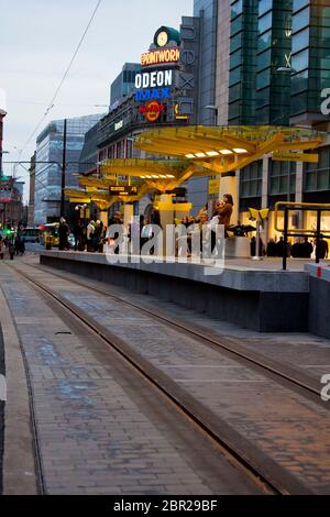 Gentrifizierung von Städten, Neubauten um ältere Gebäude, Neu und Alt, Verbesserungen, Modernisierung, Tourismus, Shopper, Shopping Stockfoto