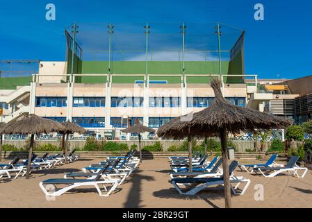 Blick auf touristischen Strand leer ohne Menschen, aufgrund der Sperre gegen Coronavirus, die eine große Krise im Tourismus und tra verursacht hat Stockfoto