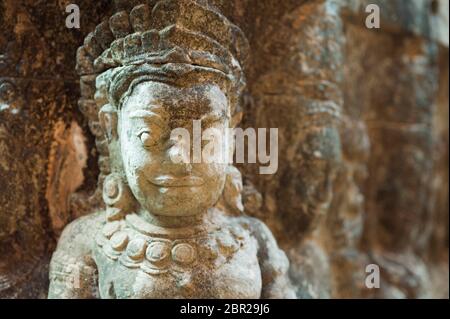 Steinmauer Schnitzereien in Angkor Thom. Angkor, UNESCO-Weltkulturerbe, Provinz Siem Reap, Kambodscha, Südostasien Stockfoto