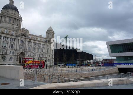 Gentrifizierung von Städten, Neubauten um ältere Gebäude, Neu und Alt, Verbesserungen, Modernisierung, Tourismus, Shopper, Shopping Stockfoto