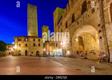 San Gimignano, Toskana: Die Salvucci-Türme (Torri dei Salvucci), Palazzo Vecchio del Podestà, Torre Pettini und Torre Chigi auf der Piazza del Duomo. Stockfoto