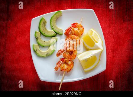 Garnelen Spieße mit Avocado und Zitronenscheiben Stockfoto