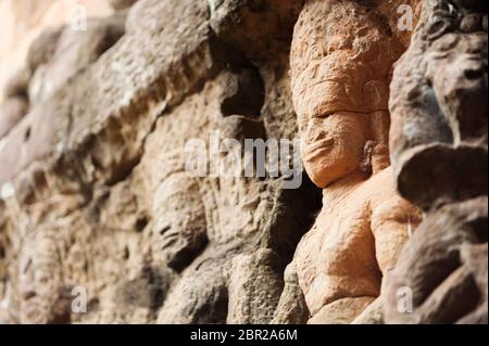 Steinmauer Schnitzereien in Angkor Thom. Angkor, UNESCO-Weltkulturerbe, Provinz Siem Reap, Kambodscha, Südostasien Stockfoto