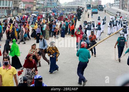 Dhaka, Bangladesch - 20. Mai 2020: Die Textilarbeiter aus Bangladesch blockieren eine Straße, während sie sich in einem Protest versammeln, der ihre unbezahlten Löhne während des ganzen Landes fordert Stockfoto
