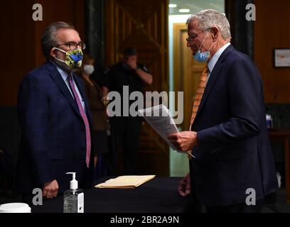 Washington, Usa. Mai 2020. EPA-Administrator Andrew Wheeler (L) spricht mit Sen. James Inhofe (R-OK) vor bei einer Anhörung mit dem Titel "Aufsicht über die Umweltschutzbehörde" im Dirksen Senatsgebäude am Mittwoch, 20. Mai 2020 in Washington, DC. Das Komitee wird Aussagen von Wheeler hören. Foto von Kevin Dietsch/UPI Quelle: UPI/Alamy Live News Stockfoto