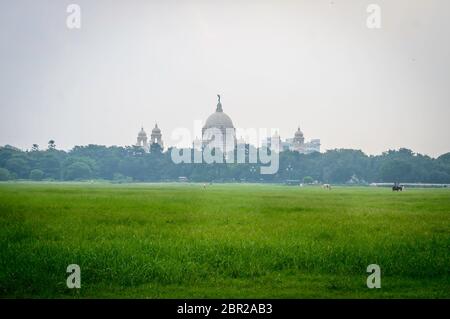 Schönes Bild von Victoria Memorial snap aus der Ferne, von Moidan, Kolkata, West Bengal, Kalkutta, Indien. Ein historisches Denkmal, großes Marmorbad buil Stockfoto