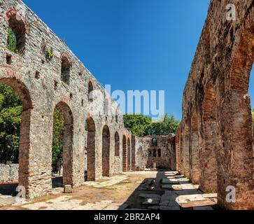 Impressionen von der antiken Stadt Butrint (Buthrotum) - touristische Attraktion in Albanien. Reisen im Sommer. Tolle ursprüngliche Altstadt mit fantastisch Stockfoto