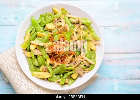 Pfannengerichte Zuckerschoten mit Mais und Pilzen Stockfoto