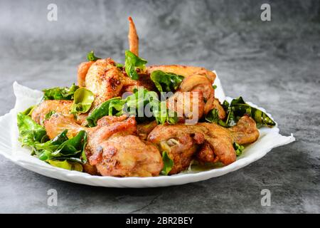 Gebraten knusprige Chicken Wings, Oberschenkel auf weiße Platte mit Kräutern Stockfoto