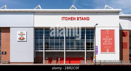 Blick auf den Eingang zum Itchen Stand im St Marys Football Stadium, Heimstadion des Southampton Football Club, Southampton, Hampshire, England, Großbritannien Stockfoto