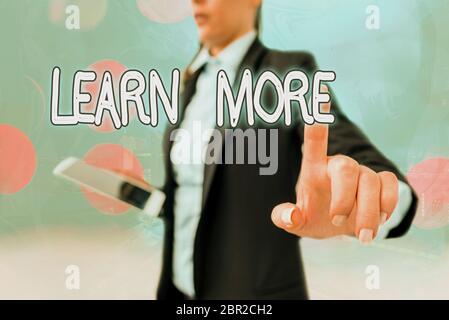 Schreiben Hinweis zeigen, erfahren Sie mehr. Business Konzept für Kenntnissen oder Fähigkeiten durch Anweisung erhebliche Lernen erworben Stockfoto