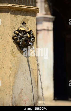 Detail von Bronze Wasserhahn in antiken Brunnen, Venedig, Italien, Europa Stockfoto