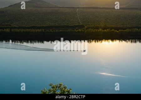 Landschaft der Ufer des Flusses, Schnellboot auf dem Fluss, Sommertag Stockfoto